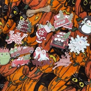 🎃6/$15 New! 24 Pieces of Wooden Christmas Tree Ornaments W/ String